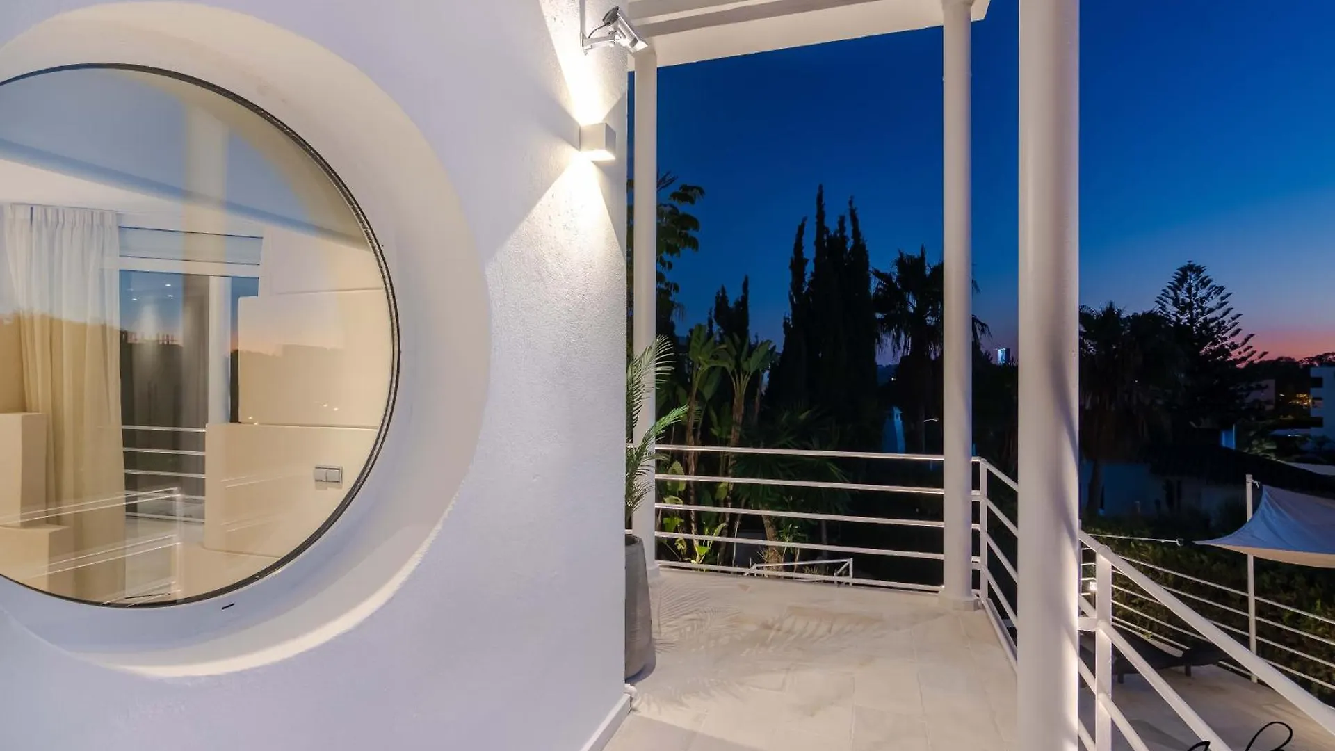 Tropical 4 Bdrm Villa In Prime Location W Jacuzzi Marbella Apartment